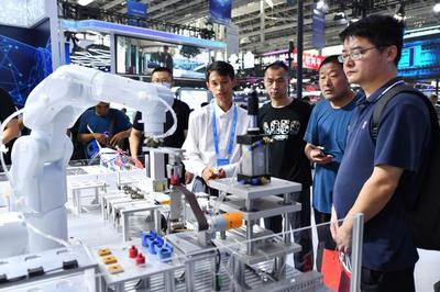 5G智慧工厂机器人在2023中国国际数字经济博览会上展示未来制造新趋势